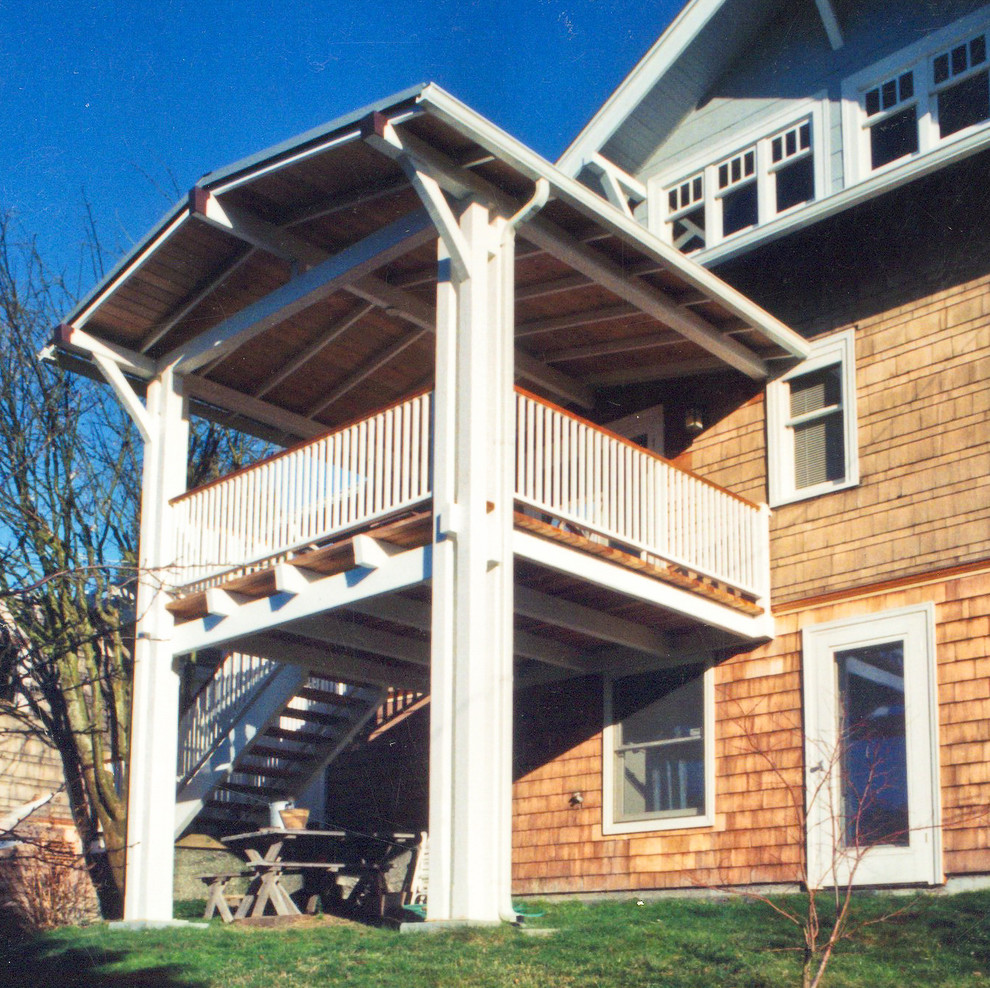 Exempel på en mellanstor amerikansk terrass på baksidan av huset, med takförlängning