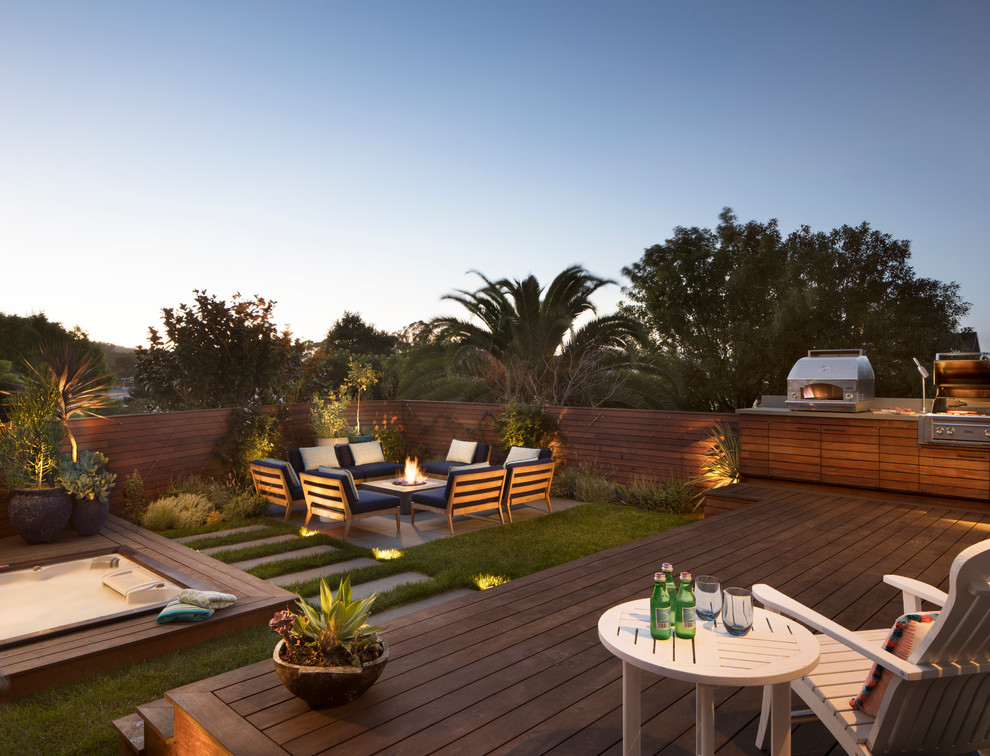 Modelo de terraza contemporánea de tamaño medio sin cubierta en patio trasero con brasero