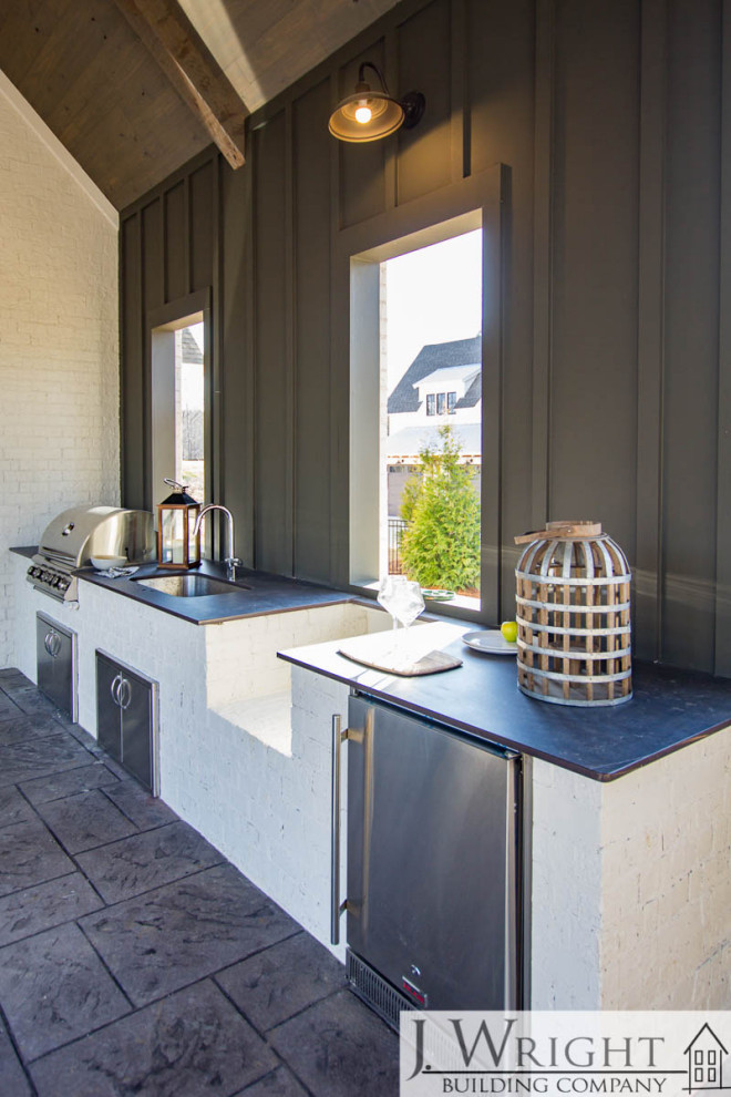 Свежая идея для дизайна: большая пергола на террасе на заднем дворе в стиле кантри с летней кухней - отличное фото интерьера