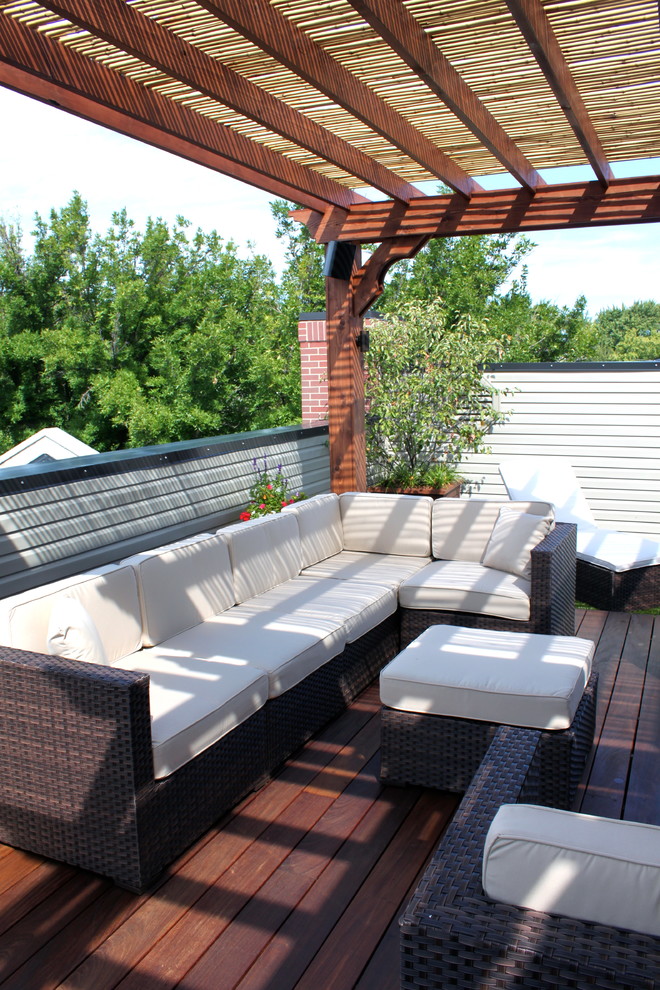 Aménagement d'un toit terrasse classique de taille moyenne avec une cuisine d'été et une pergola.