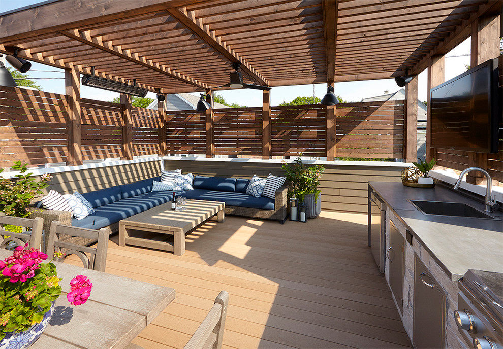 Cette photo montre un toit terrasse craftsman de taille moyenne avec une cuisine d'été et une pergola.