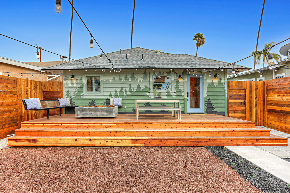 Unbedeckte Rustikale Terrasse hinter dem Haus mit Feuerstelle in Los Angeles