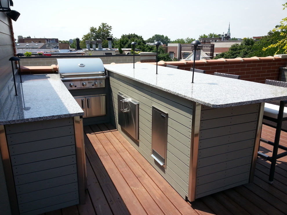 Cette photo montre un toit terrasse tendance de taille moyenne avec un foyer extérieur et un auvent.