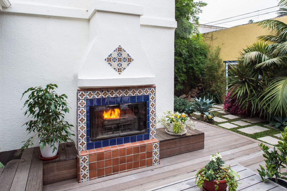 Mittelgroße, Unbedeckte Mediterrane Terrasse neben dem Haus mit Feuerstelle in Los Angeles