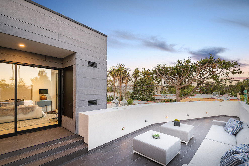 Photo of a contemporary side terrace in Los Angeles with no cover.