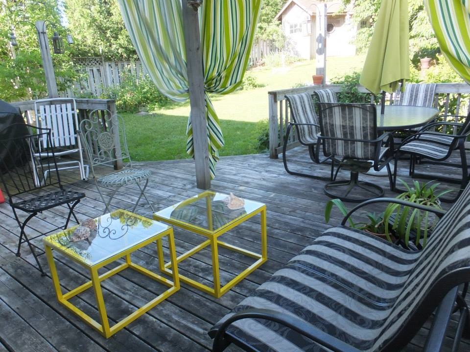 Modelo de terraza ecléctica de tamaño medio en patio trasero con pérgola