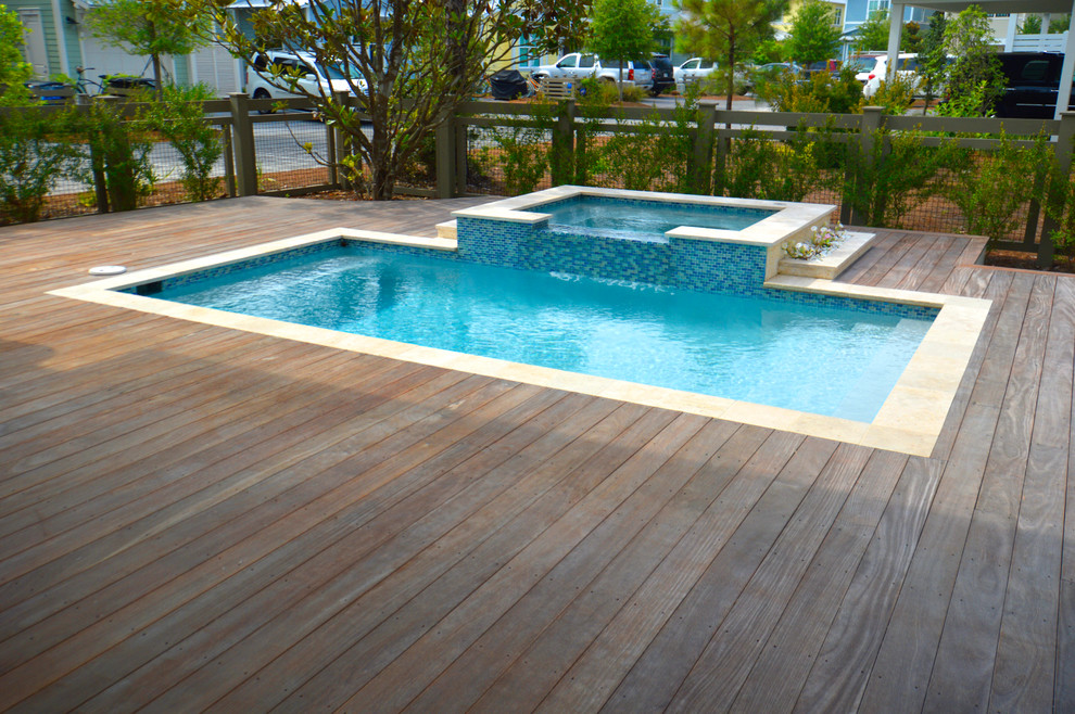 Diseño de piscina costera grande en patio trasero