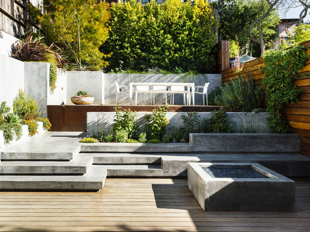 Ejemplo de terraza contemporánea de tamaño medio sin cubierta en patio trasero con jardín de macetas