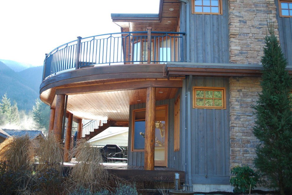 Ejemplo de terraza de estilo americano de tamaño medio en anexo de casas y patio trasero