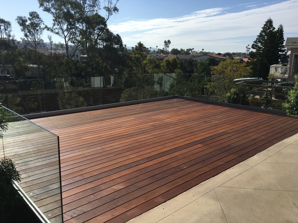 Foto de terraza actual grande sin cubierta en patio trasero