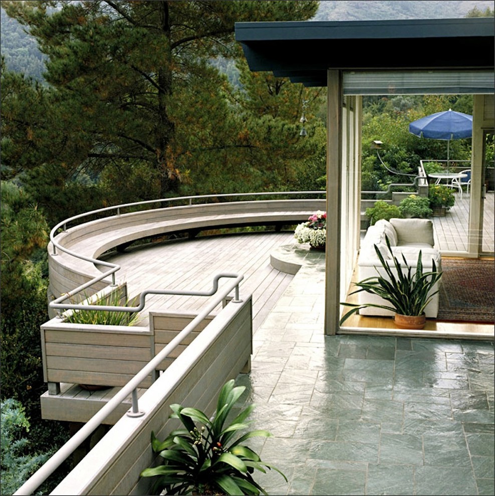 Ispirazione per un'ampia terrazza design dietro casa con nessuna copertura