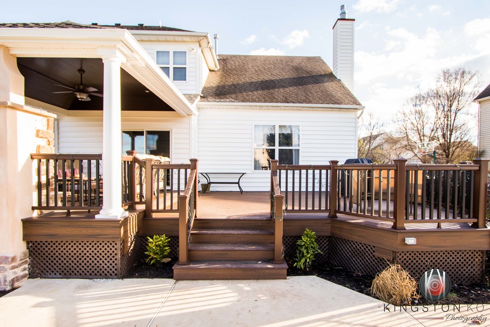 Imagen de terraza contemporánea de tamaño medio en patio trasero y anexo de casas con brasero