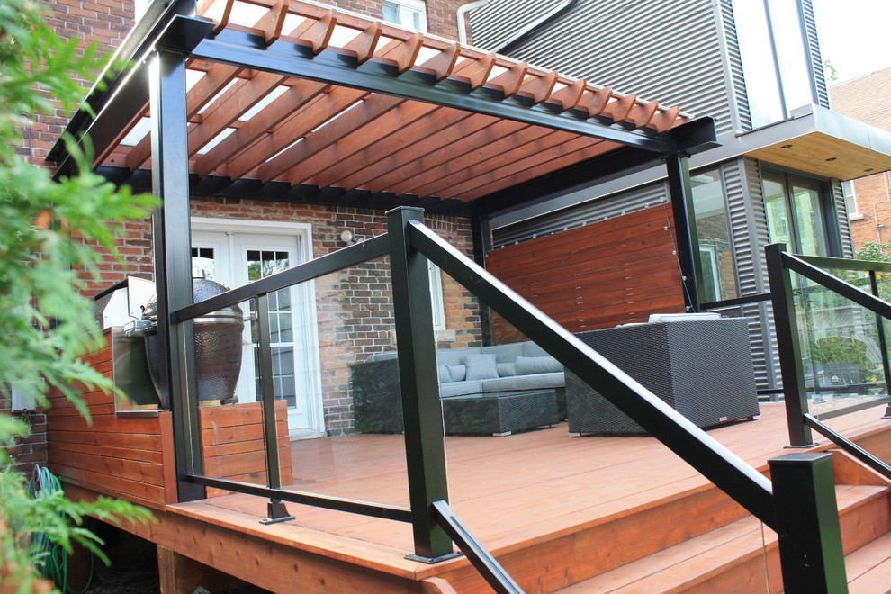 Idée de décoration pour une terrasse design avec une pergola.