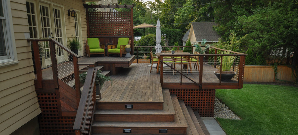 Diseño de terraza clásica renovada de tamaño medio en patio trasero con pérgola