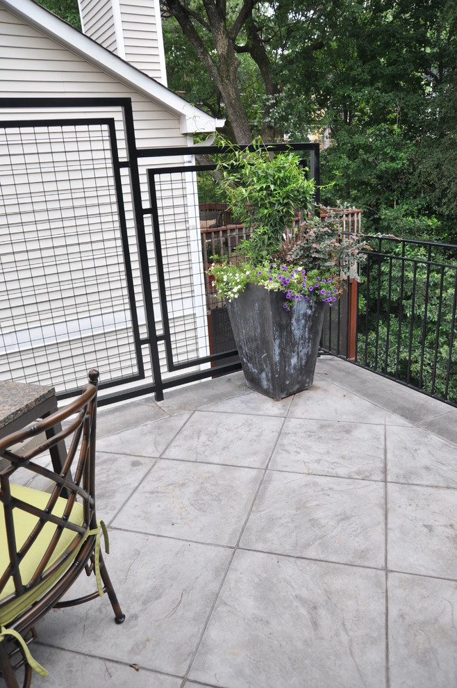 На фото: терраса среднего размера на заднем дворе в современном стиле без защиты от солнца