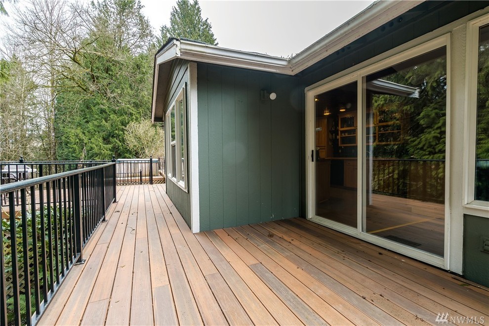 Источник вдохновения для домашнего уюта: большая терраса на заднем дворе в современном стиле без защиты от солнца