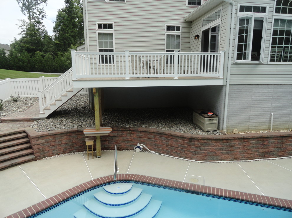 Inspiration for a timeless backyard deck remodel in Baltimore