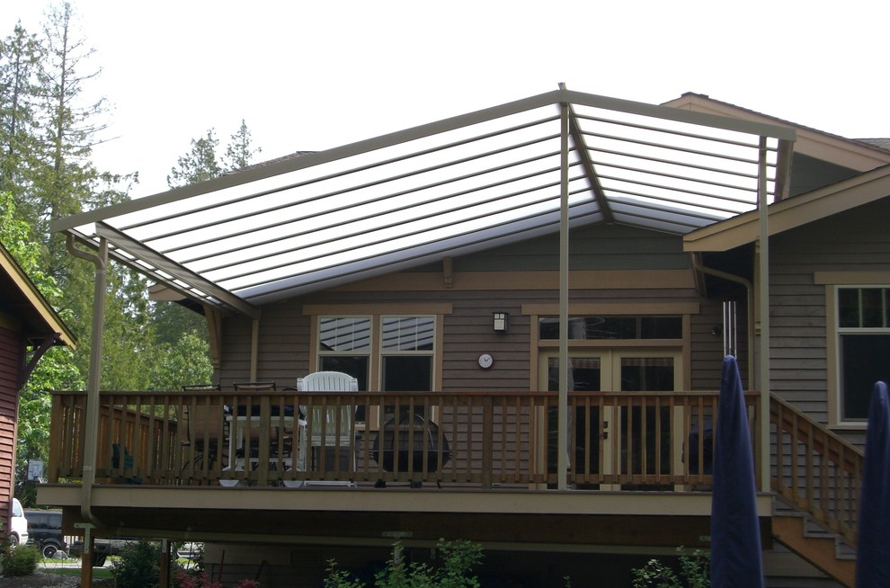 Ispirazione per una terrazza stile americano di medie dimensioni e dietro casa con un parasole