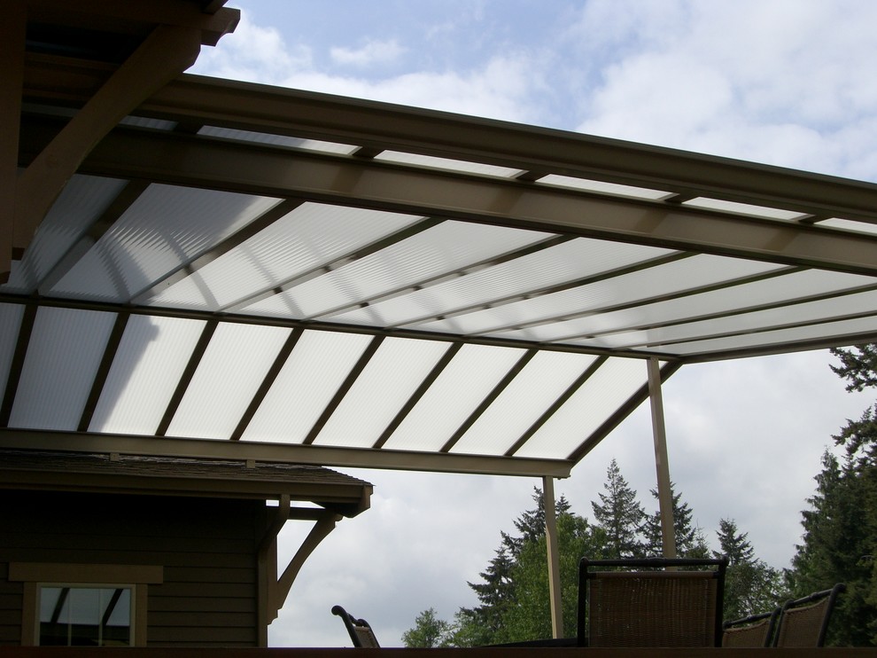 Immagine di una terrazza american style di medie dimensioni e dietro casa con un parasole