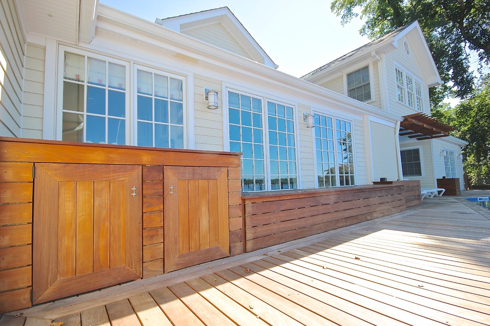 Example of a beach style deck design in New York