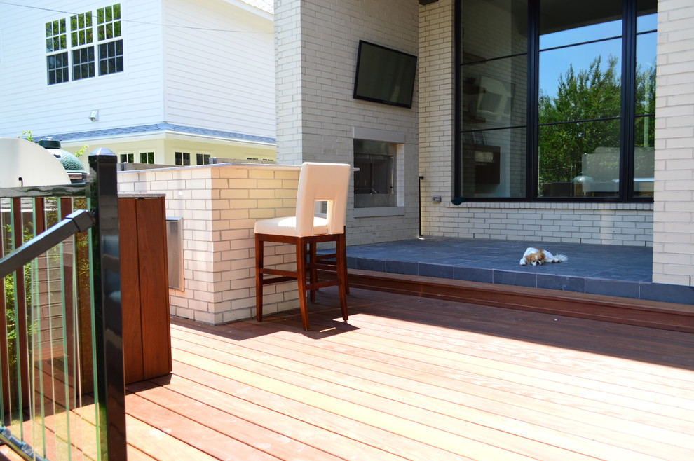 Пример оригинального дизайна: большая терраса на заднем дворе в стиле фьюжн с летней кухней без защиты от солнца