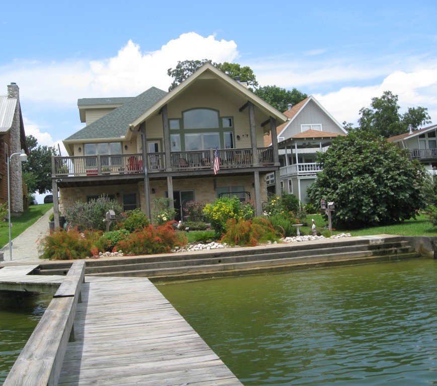 Example of a mountain style deck design in Houston