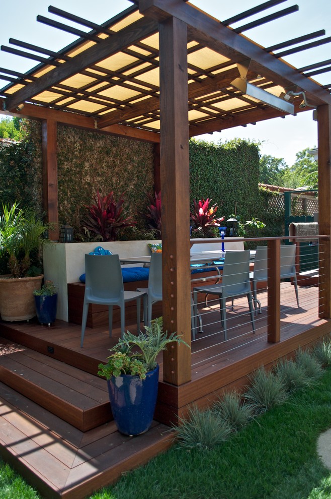 На фото: терраса среднего размера на заднем дворе в современном стиле с летней кухней без защиты от солнца