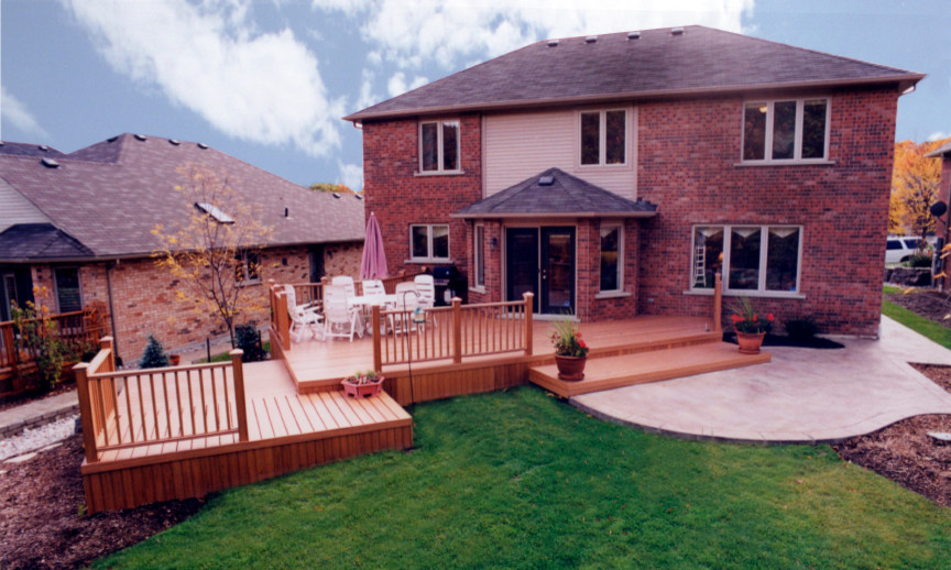 Imagen de terraza minimalista de tamaño medio sin cubierta en patio trasero