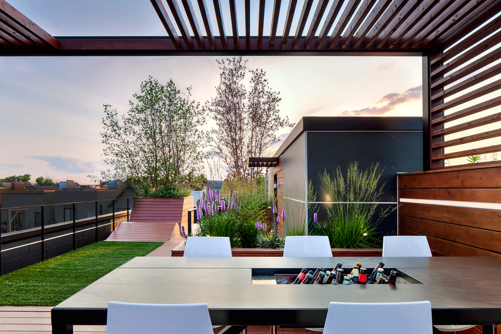 Inspiration for a modern roof terrace in Chicago with a pergola.