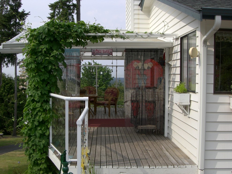 Immagine di una terrazza country di medie dimensioni e nel cortile laterale con una pergola