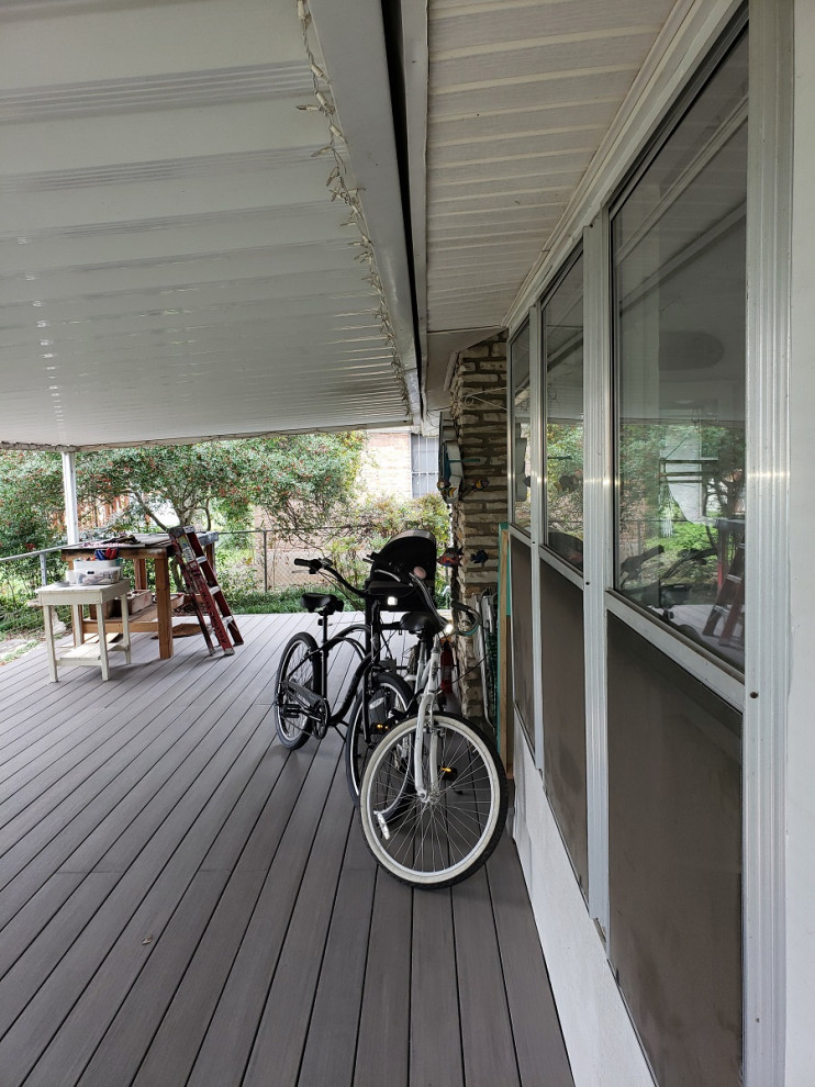 Foto di una grande terrazza shabby-chic style dietro casa con una pergola
