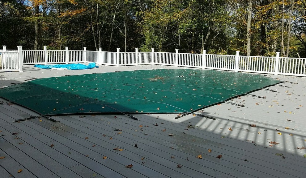 Стильный дизайн: огромный бассейн на заднем дворе в классическом стиле - последний тренд