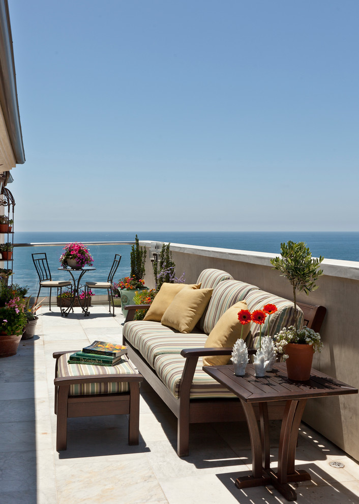 Пример оригинального дизайна: терраса среднего размера на боковом дворе в средиземноморском стиле без защиты от солнца