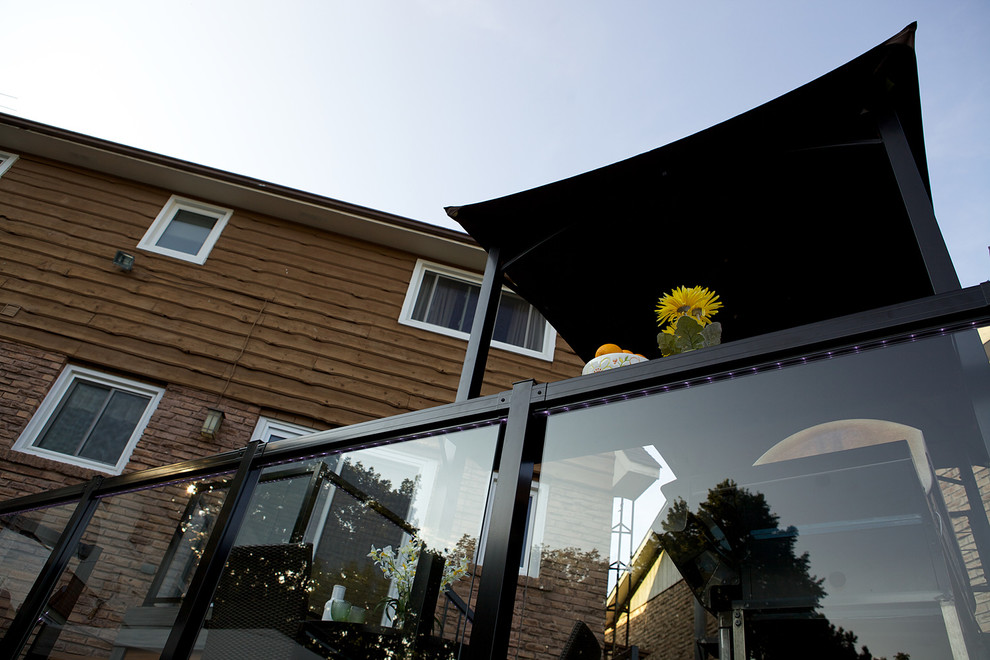 Cette image montre une terrasse arrière design de taille moyenne avec une cuisine d'été.