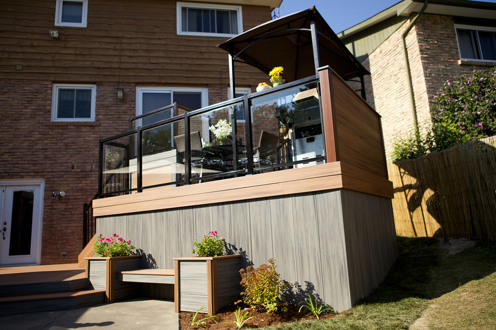 Exempel på en mellanstor modern terrass på baksidan av huset, med utekök
