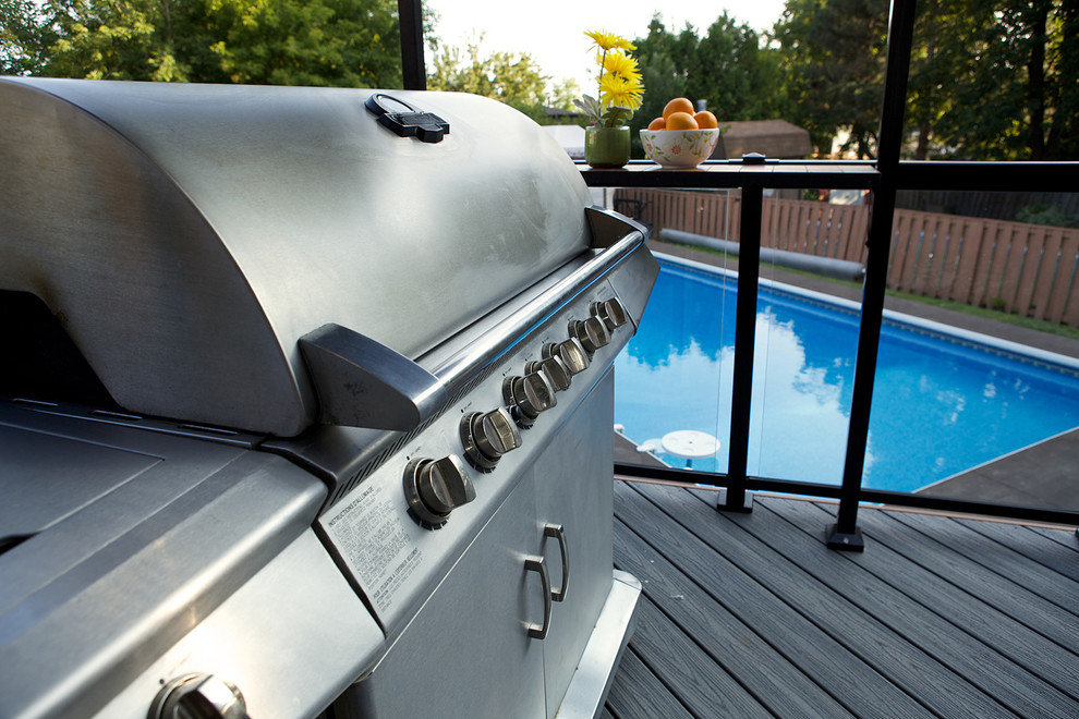 Cette photo montre une terrasse arrière tendance de taille moyenne avec une cuisine d'été.