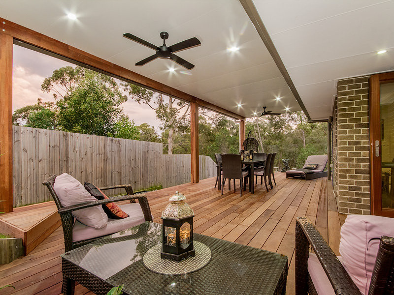Mountain style deck photo in Gold Coast - Tweed