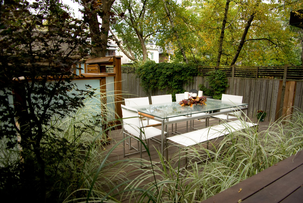 Inspiration for a contemporary deck remodel in Toronto