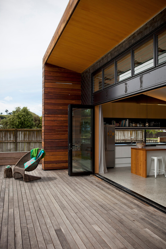 Immagine di una piccola terrazza contemporanea dietro casa con un tetto a sbalzo