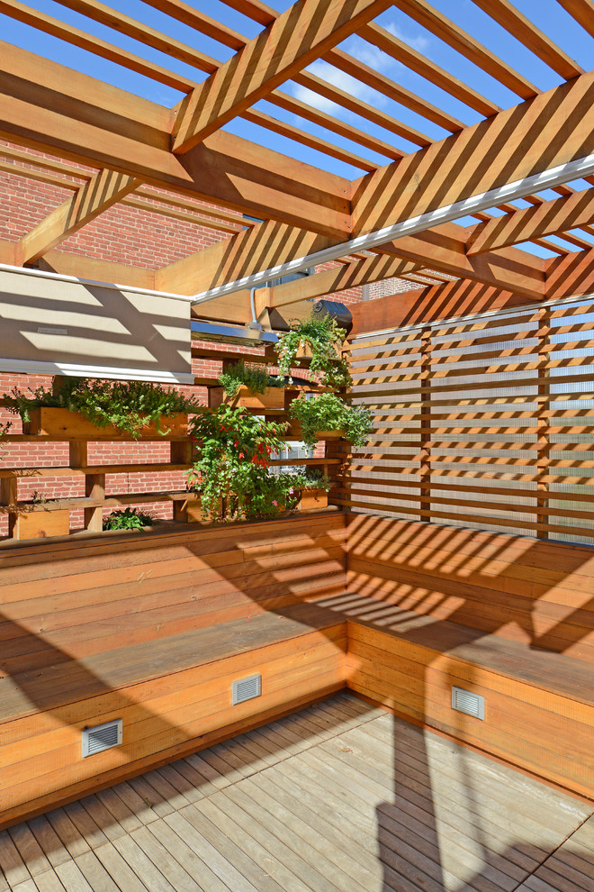 На фото: маленькая пергола на террасе на крыше в стиле модернизм с летней кухней для на участке и в саду с