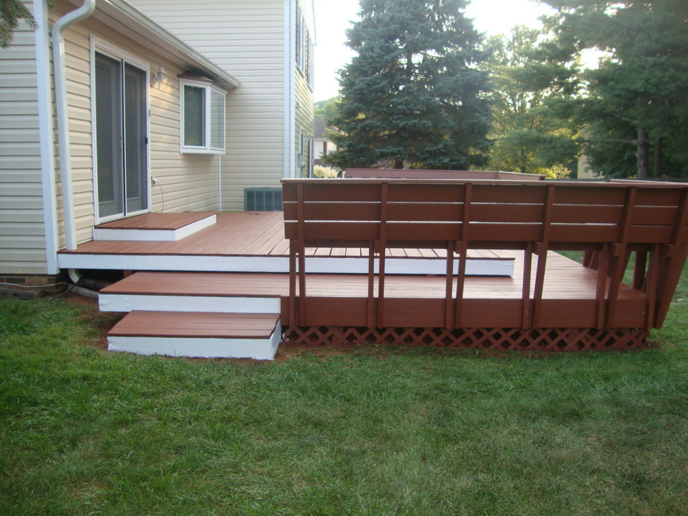 Стильный дизайн: маленькая терраса на заднем дворе в стиле кантри без защиты от солнца для на участке и в саду - последний тренд