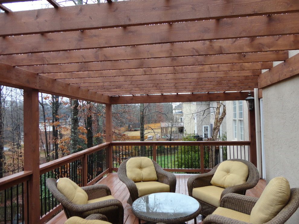 Immagine di una terrazza tradizionale di medie dimensioni e dietro casa con una pergola