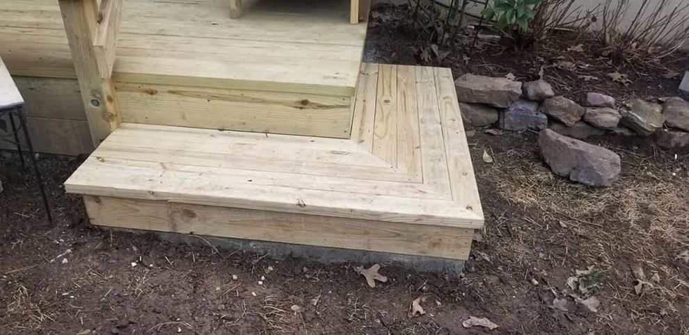 Immagine di una grande terrazza tradizionale dietro casa con nessuna copertura