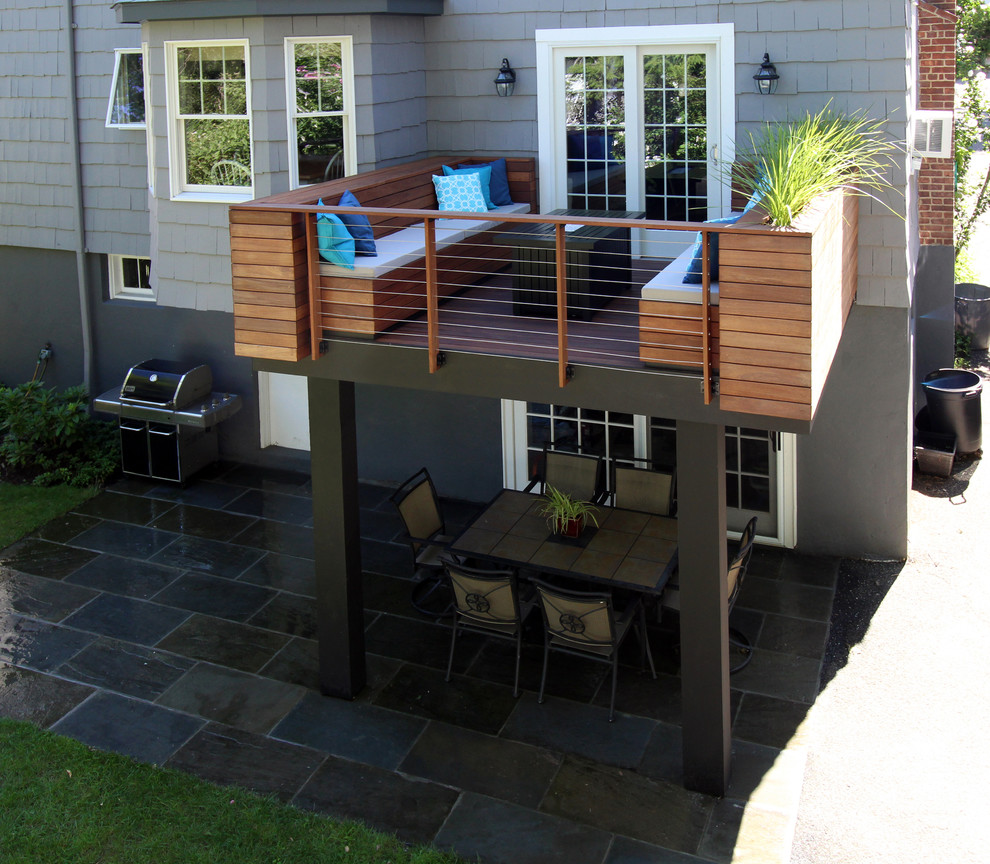 Пример оригинального дизайна: терраса среднего размера на заднем дворе в современном стиле с местом для костра