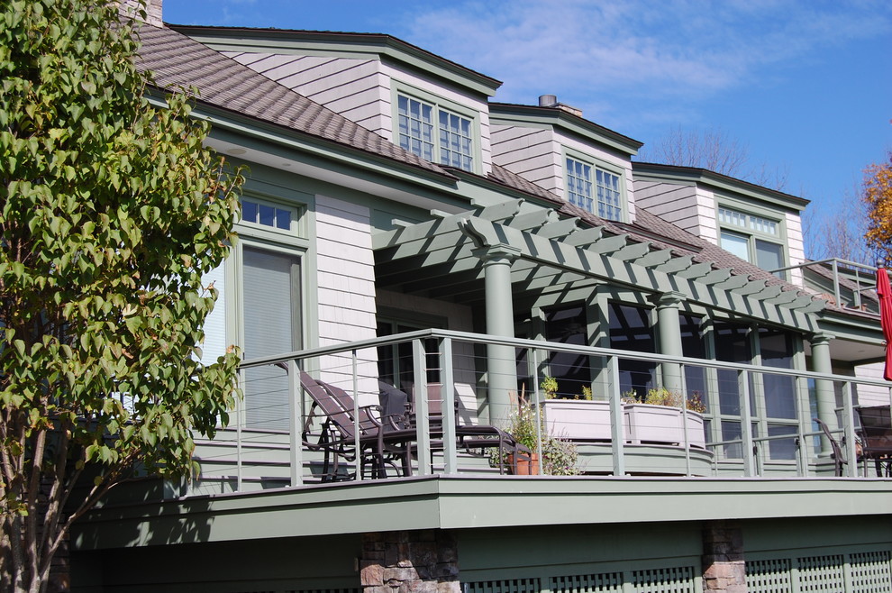 Modelo de terraza clásica grande en patio trasero con pérgola