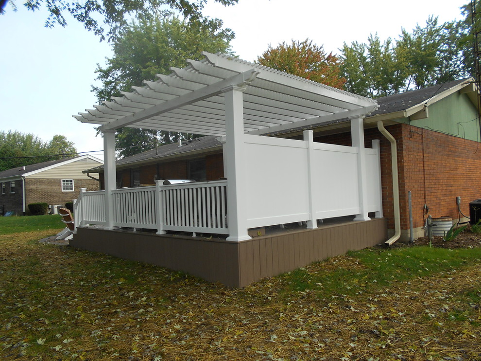 Outdoor kitchen deck - mid-sized traditional backyard outdoor kitchen deck idea in Indianapolis with a pergola