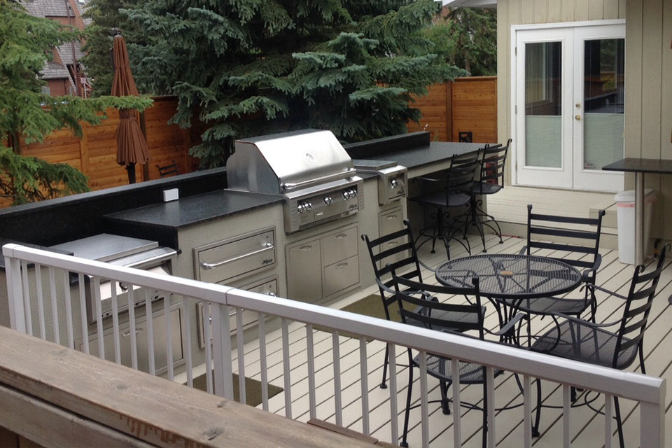 Ejemplo de terraza contemporánea de tamaño medio sin cubierta con cocina exterior