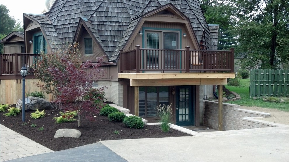 Réalisation d'une terrasse latérale tradition de taille moyenne avec une extension de toiture.