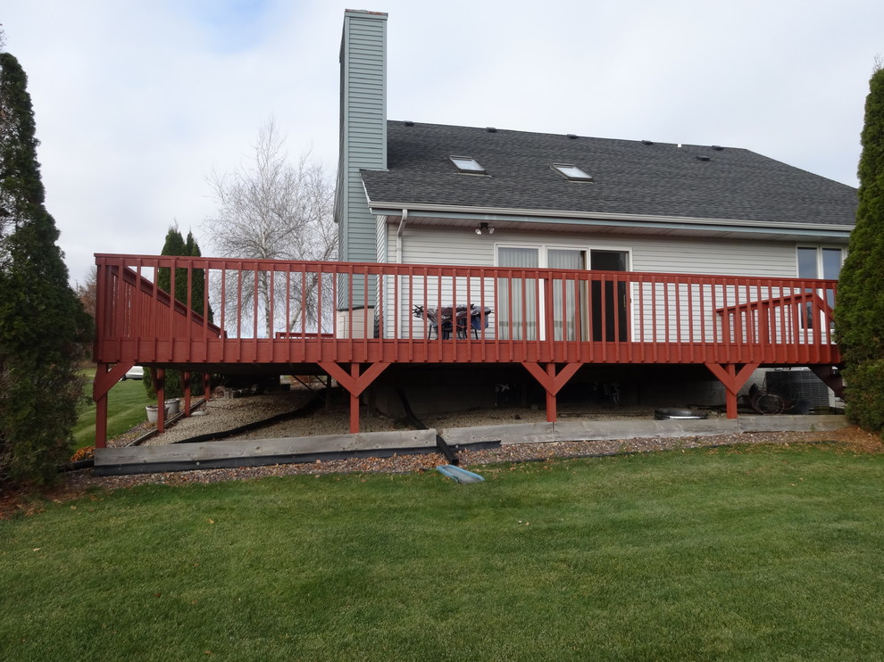 Inspiration for a mid-sized modern backyard deck remodel in Milwaukee with no cover