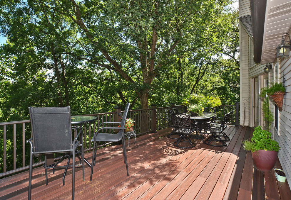 Imagen de terraza clásica renovada de tamaño medio en patio trasero